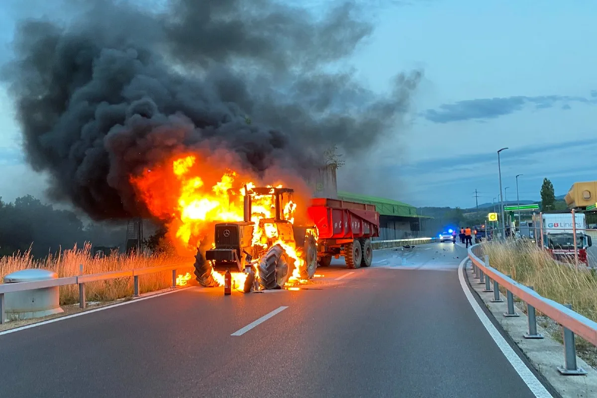 Horrorunfall in Pratteln BL - Töfffahrer tot - Traktor in Flammen