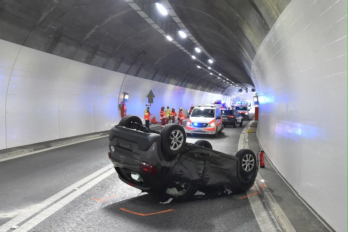 Mesocco GR - Kollision zweier Autos in Tunnel