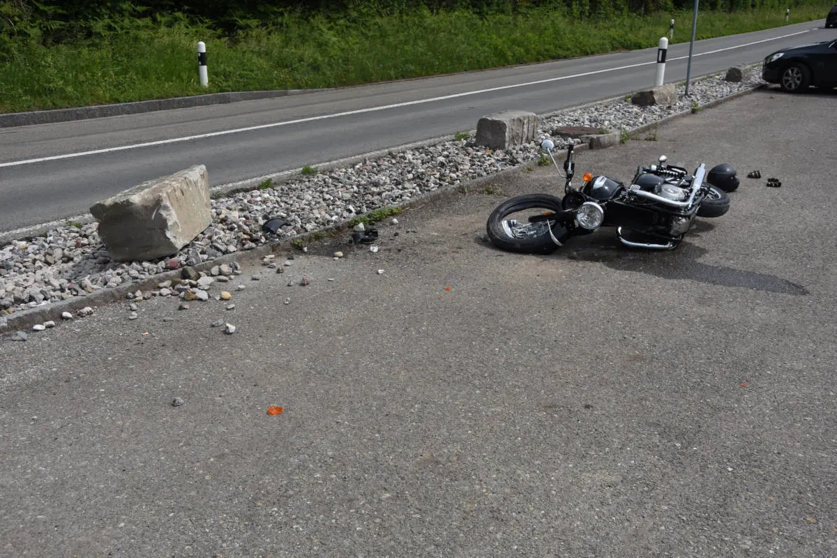 Bollingen SG - Motorradfahrer kollidiert mit Stein