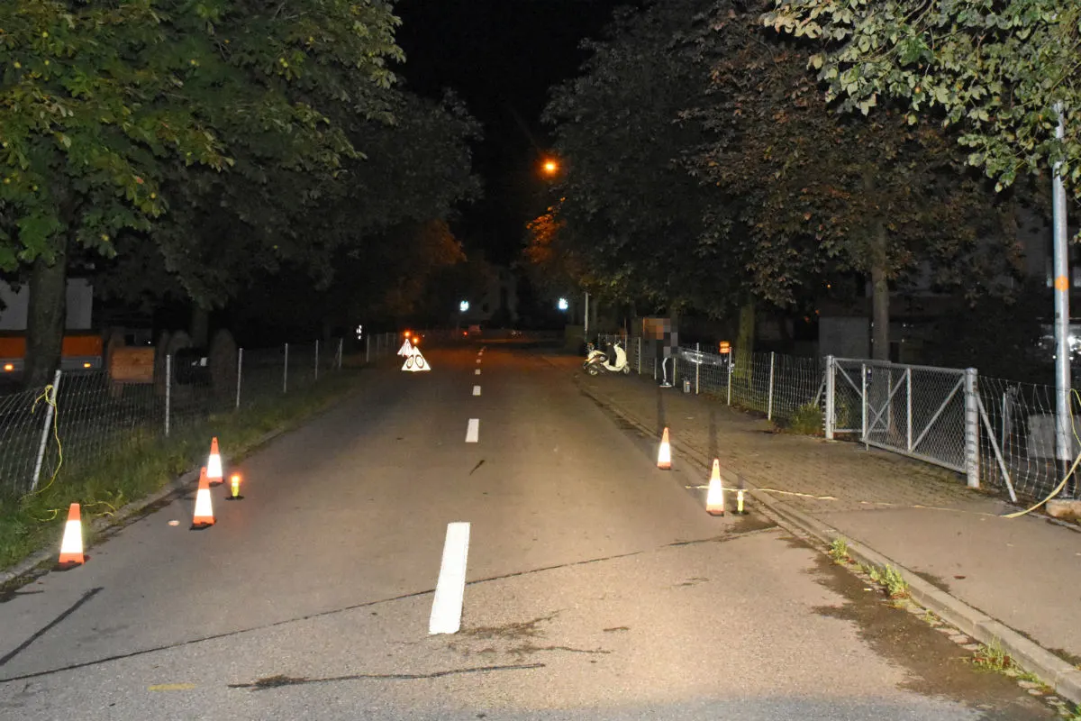 Islikon TG - Schnur über Strasse auf Kopfhöhe gespannt