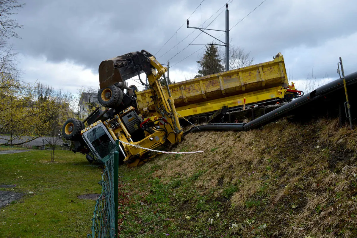 Hergiswil NW - Bagger kippt Abhang hinunter