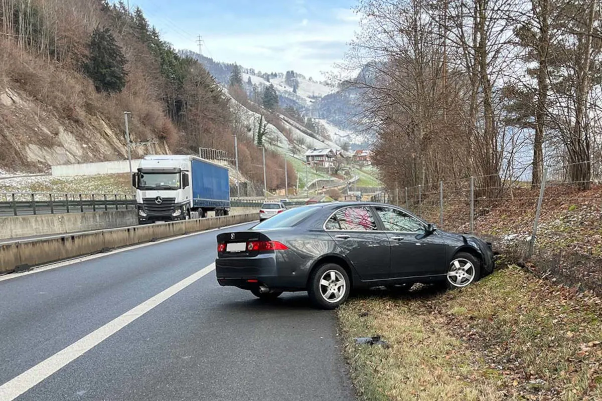 A8 Hergiswil OW – Auf Autostrasse in Mittelleitplanke und Wildzaun gekracht