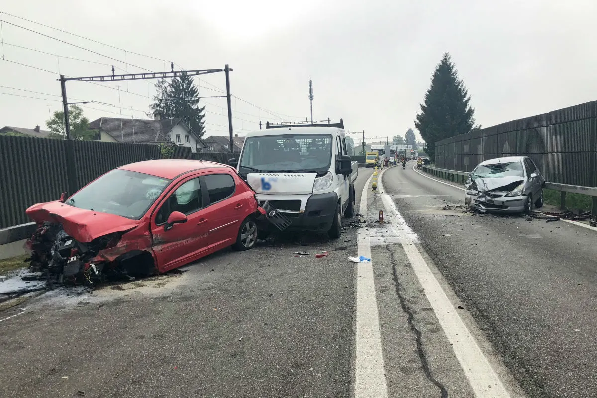 A6/Aegerten BE - Zwei Personen nach Unfall im Spital