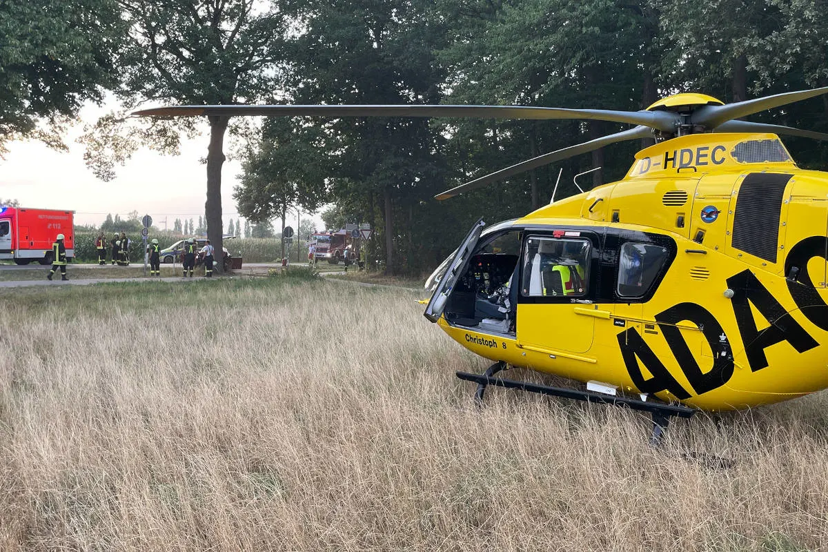 Goch – Frontal mit Audi in Baum gekracht – 2 Personen schwer verletzt