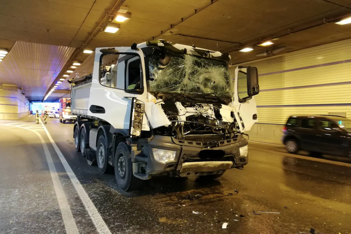 A60 Tunnel Mainz-Hechtsheim - LKW Unfall führt zu Behinderungen