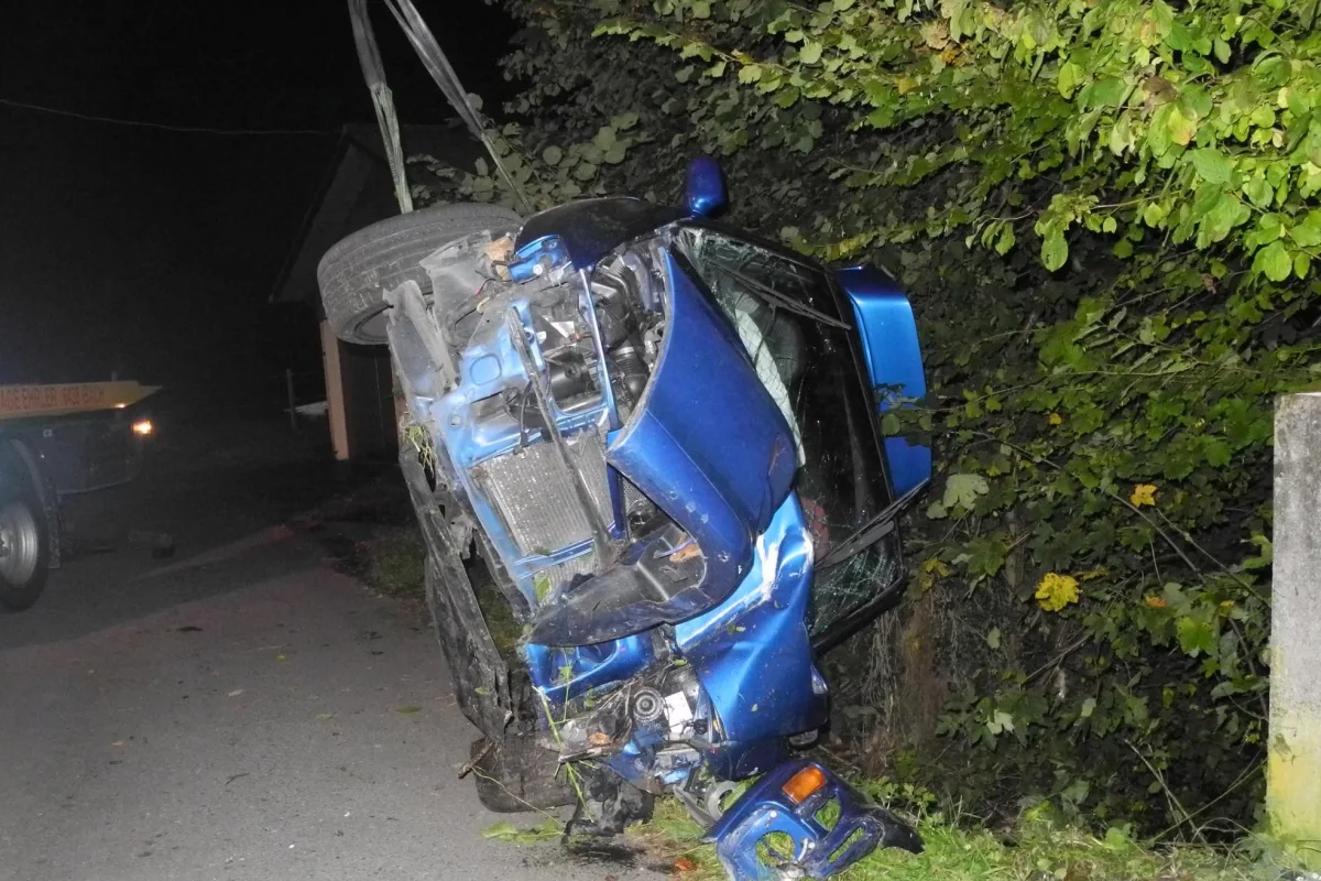 Heftiger Crash in Sattel SZ - Beifahrer bei Selbstkollision verletzt