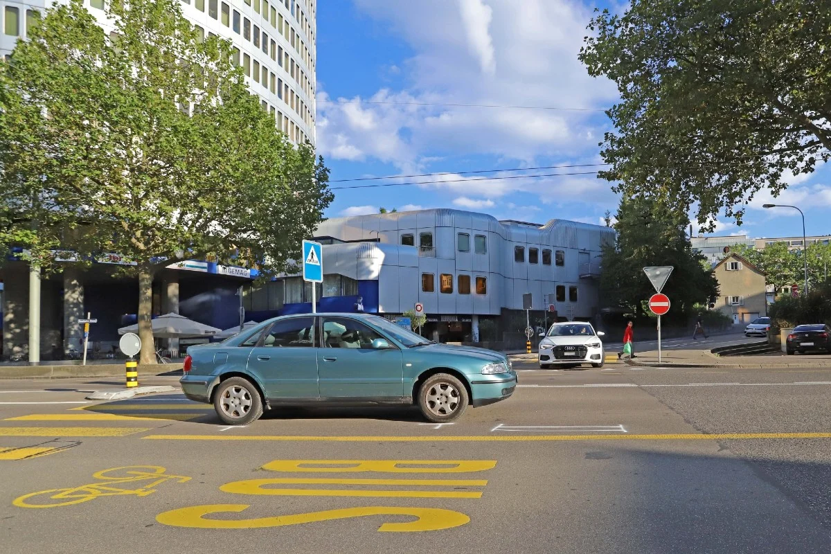 St. Gallen - Kind auf Trottinett kollidiert mit Auto und verletzt sich 