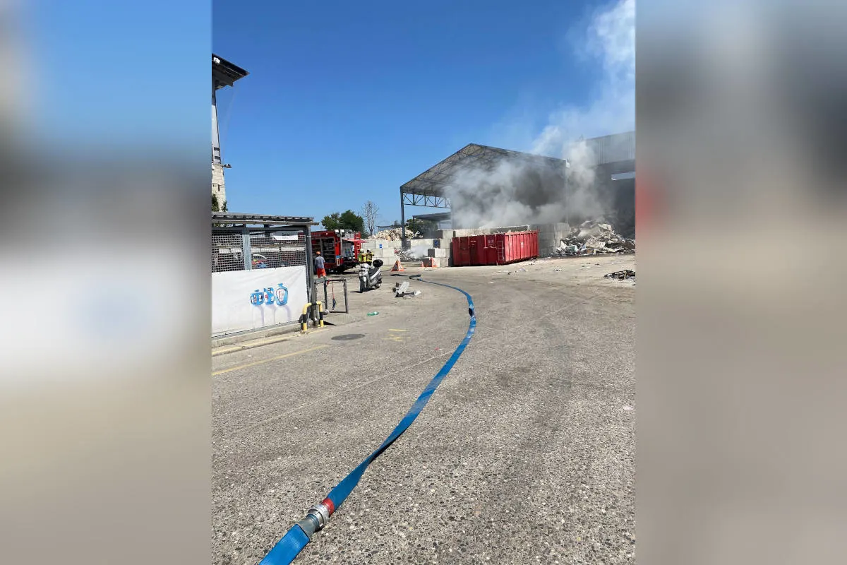 Allschwil BL – Brandausbruch im Recyclinghof erfordert Feuerwehreinsatz