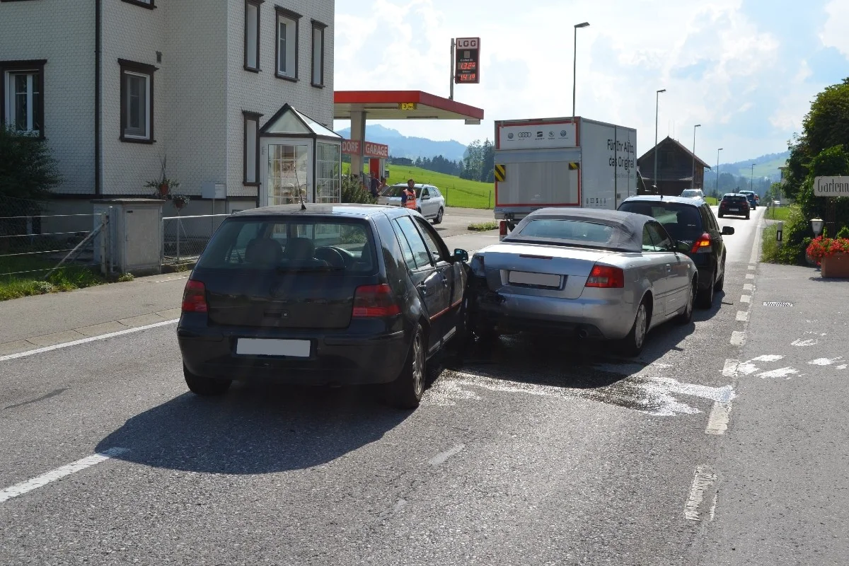 Hundwil AR - Zu spät reagiert und Auffahrkollision verursacht