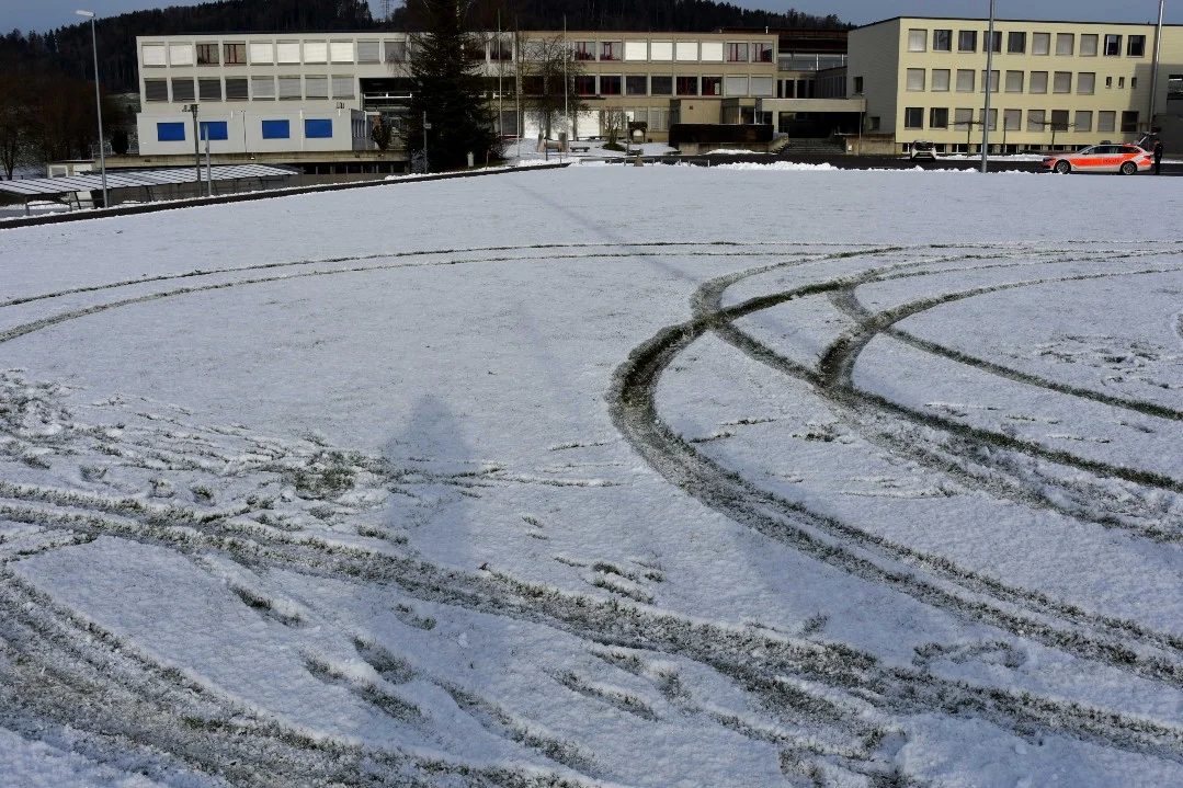 Zuckenriet SG - Fahrzeug beschädigt Sportplatz - Zeugenaufruf