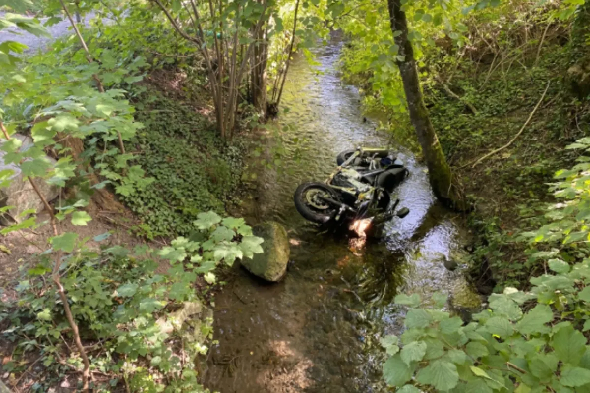 Zug - Motorrad nach schwerem Unfall in der Alten Lorze gelandet 
