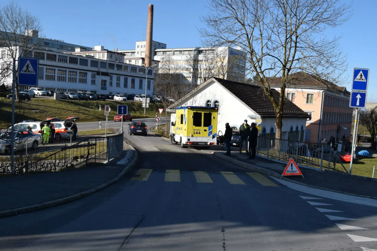 Herisau AR - Auto kracht in Hausmauer
