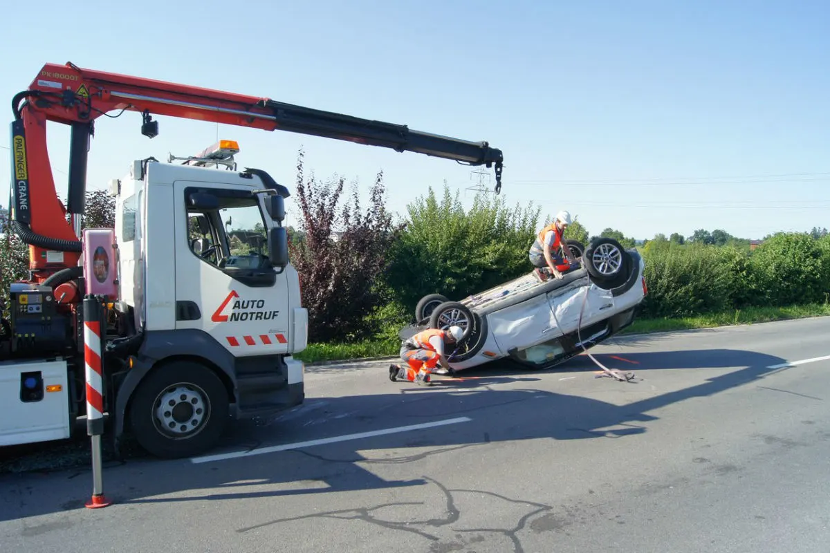 Risch-Rotkreuz ZG - Mini landet nach Kollision auf Dach