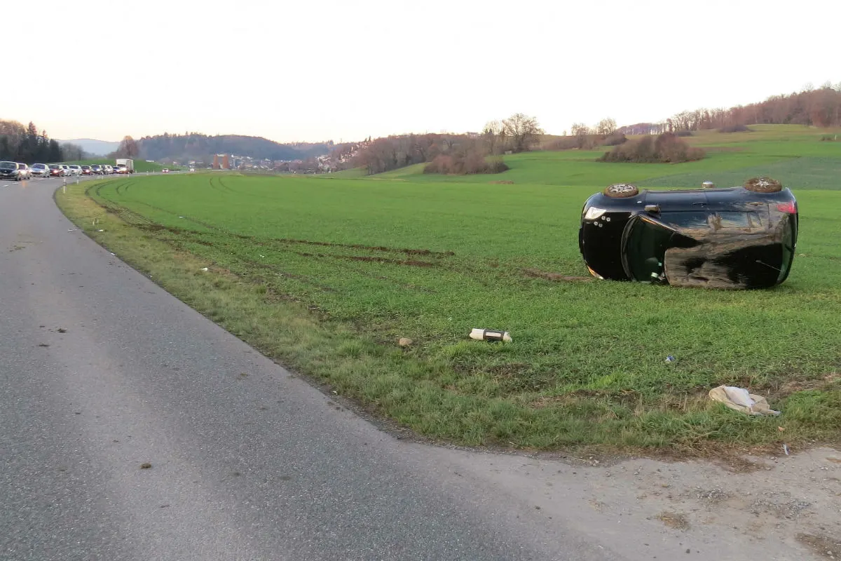 Seengen AG - Spektakulärer Selbstunfall eines 23-Jährigen