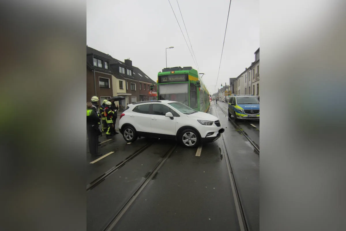 Mülheim an der Ruhr – Verkehrsunfall zwischen PKW und Straßenbahn