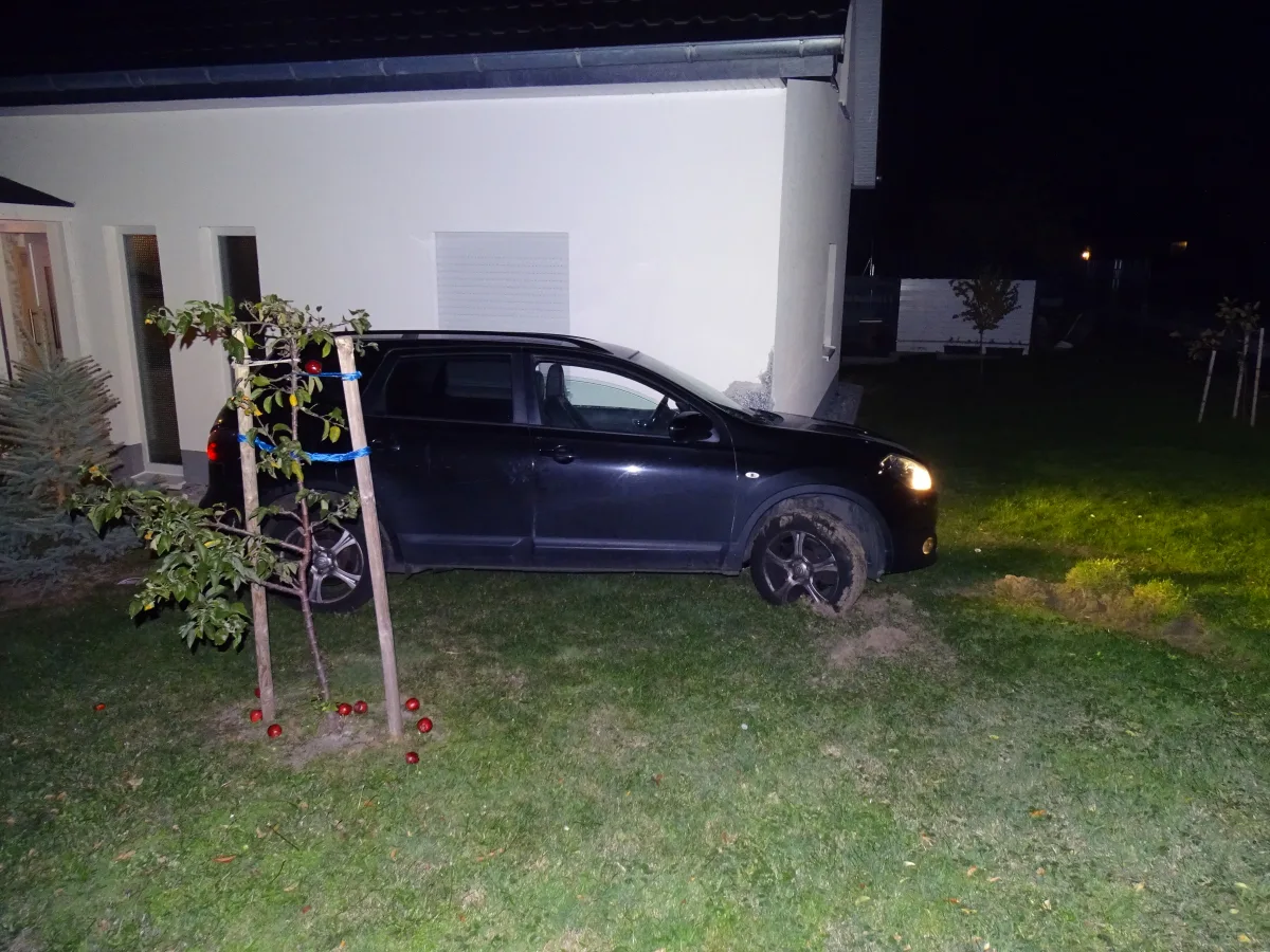 Nienstädt – Vom rechten Weg abgekommen - Pkw landet im Vorgarten an Hausfassade