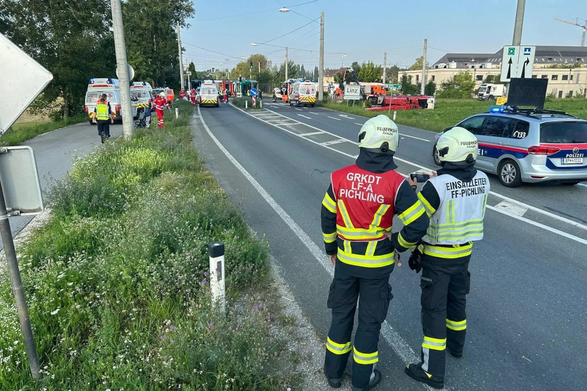  Unfall zwischen Auto und Bahn in Linz OÖ – Feuerwehrkran kippt
