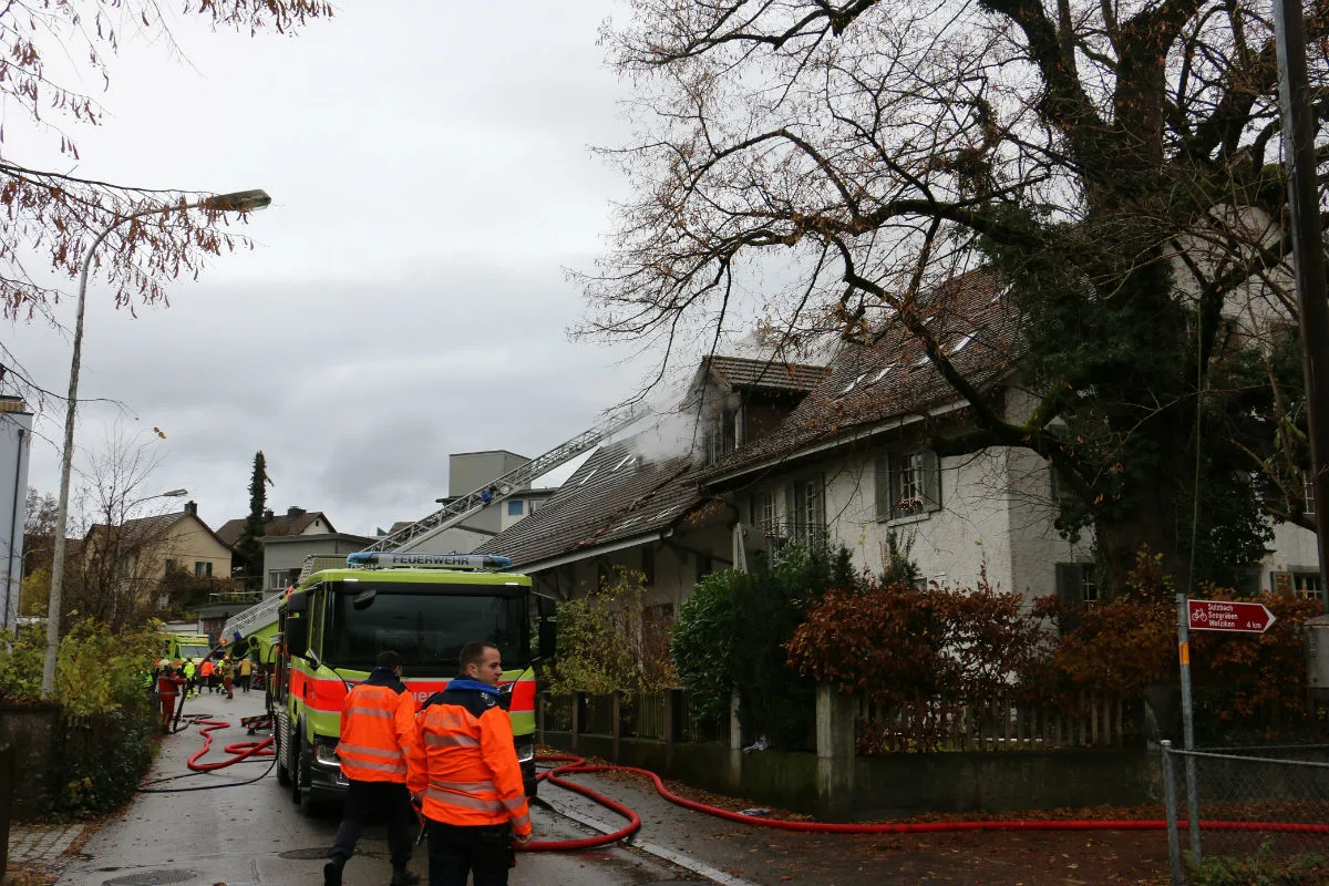 Uster ZH - Hoher Sachschaden bei Brand in Einliegerwohnung