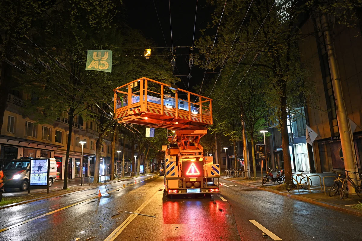 Stadt Luzern - Lastwagen gegen eine Arbeitsbühne geprallt