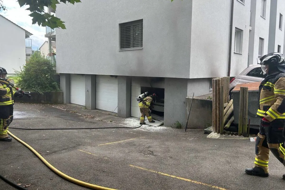 Suhr AG - Drei Autos bei Brand beschädigt