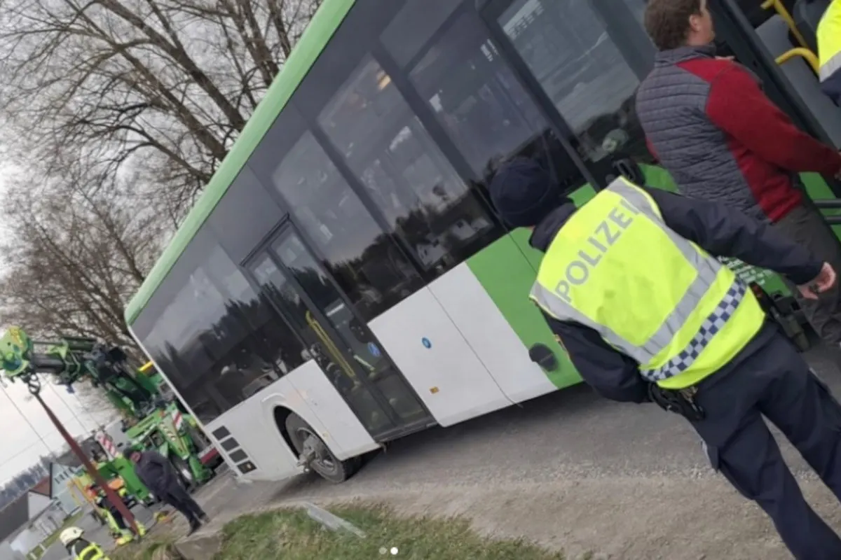 Stainz – Linienbus rutscht bei Unfall in Graben