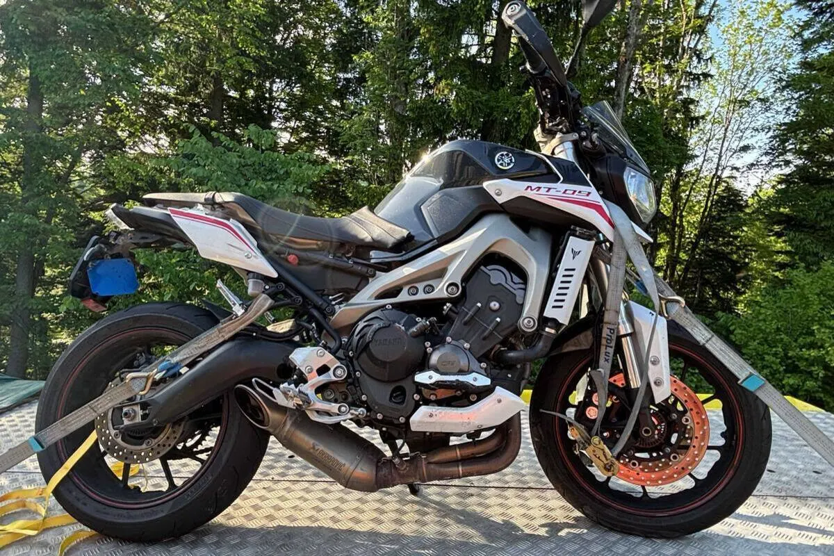 Mühlrüti SG – Motorradfahrer bei Unfall auf Auto geschleudert
