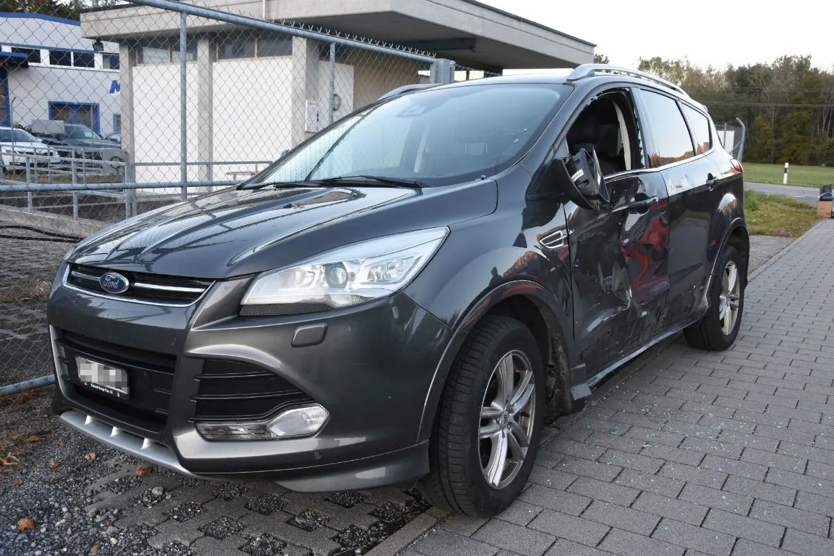 Unfall Grabs SG - Motorrad überholt Kolonne und prallt in Auto