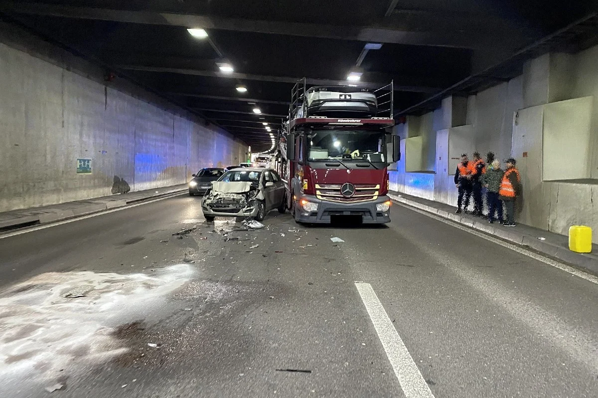 Muttenz BL - Auffahrkollision mit insgesamt fünf involvierten Fahrzeugen