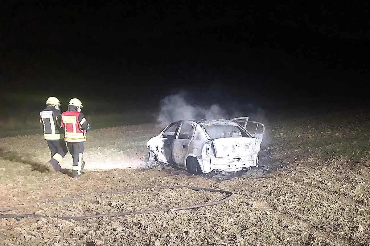 Zeugenaufruf in Saulheim - Auto ohne Kennzeichen und Fahrgestellnummer brennt völlig aus