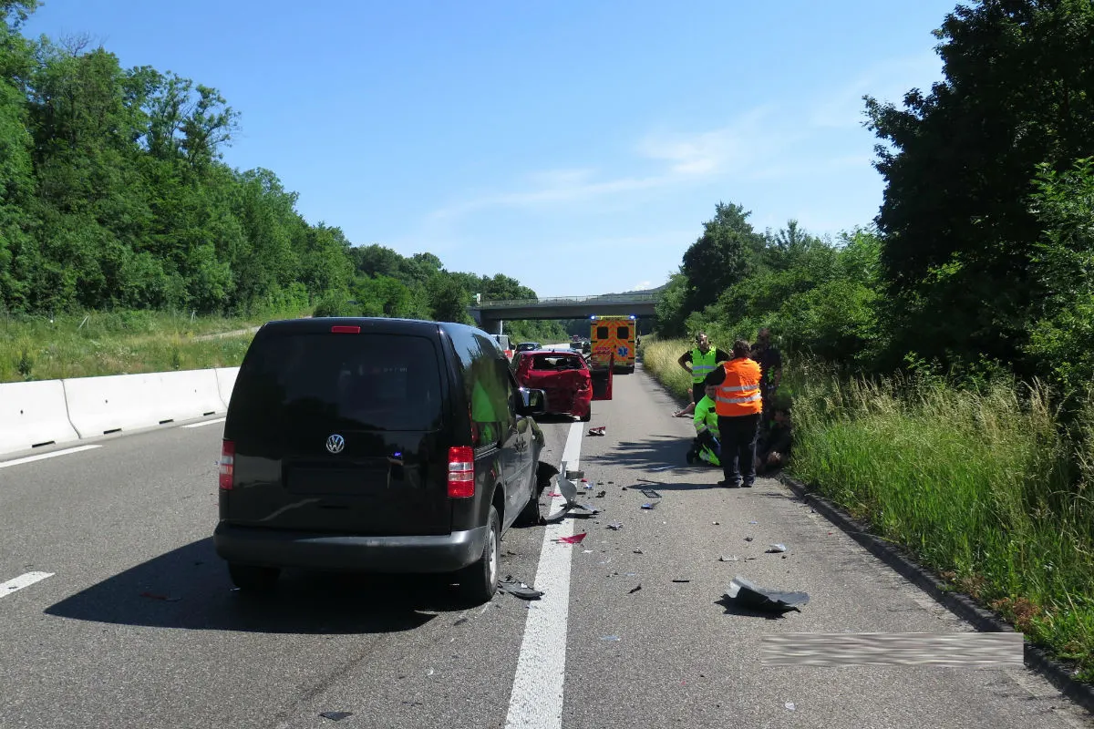 Münchenstein BL - Auffahrkollision mit vier beteiligten Fahrzeugen