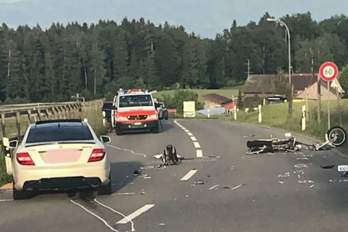 Oetwil am See ZH - Zweiradlenker (17) bei Crash schwer verletzt - Zeugenaufruf