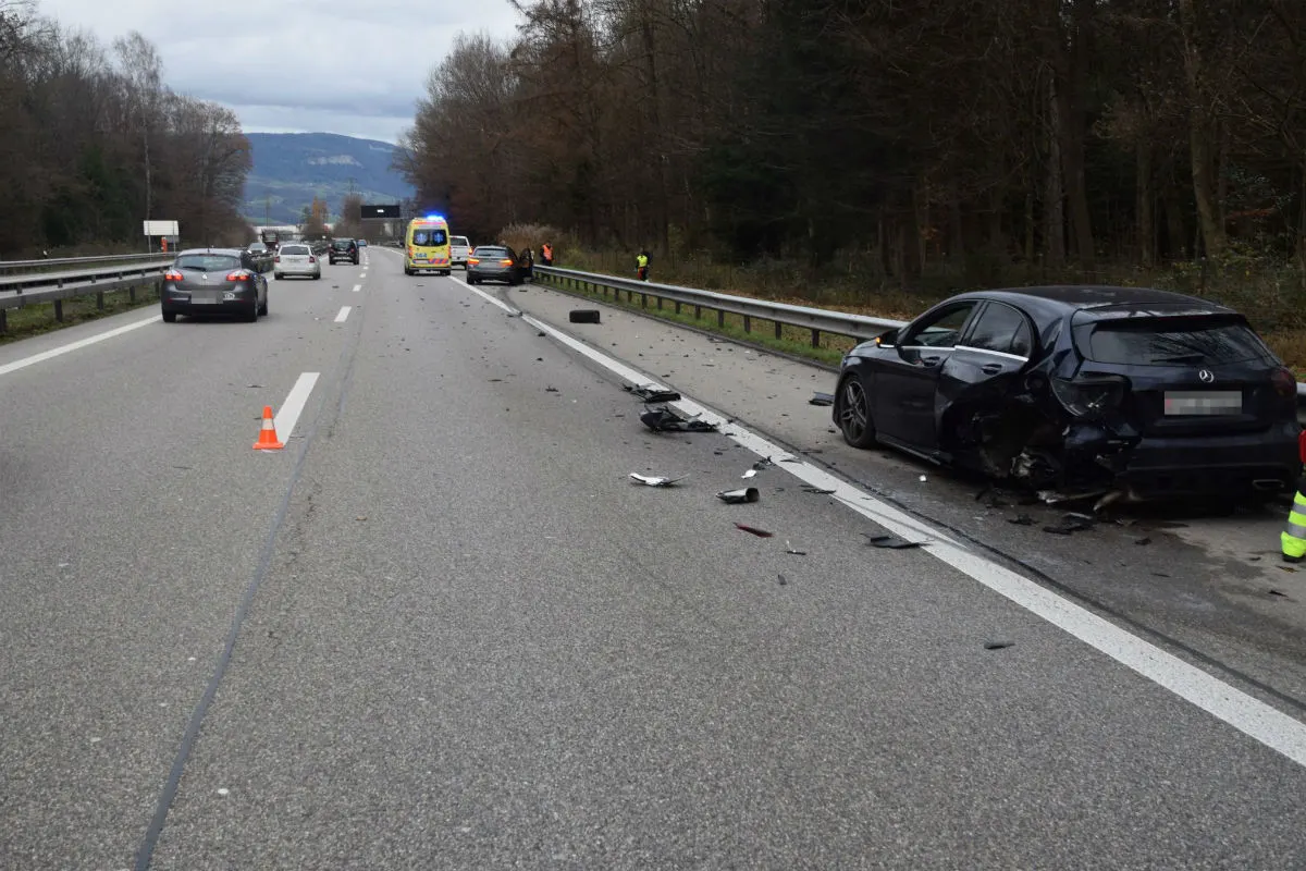Autobahn A1/Derendingen SO - Kollision auf Pannenstreifen wegen Ablenkung!
