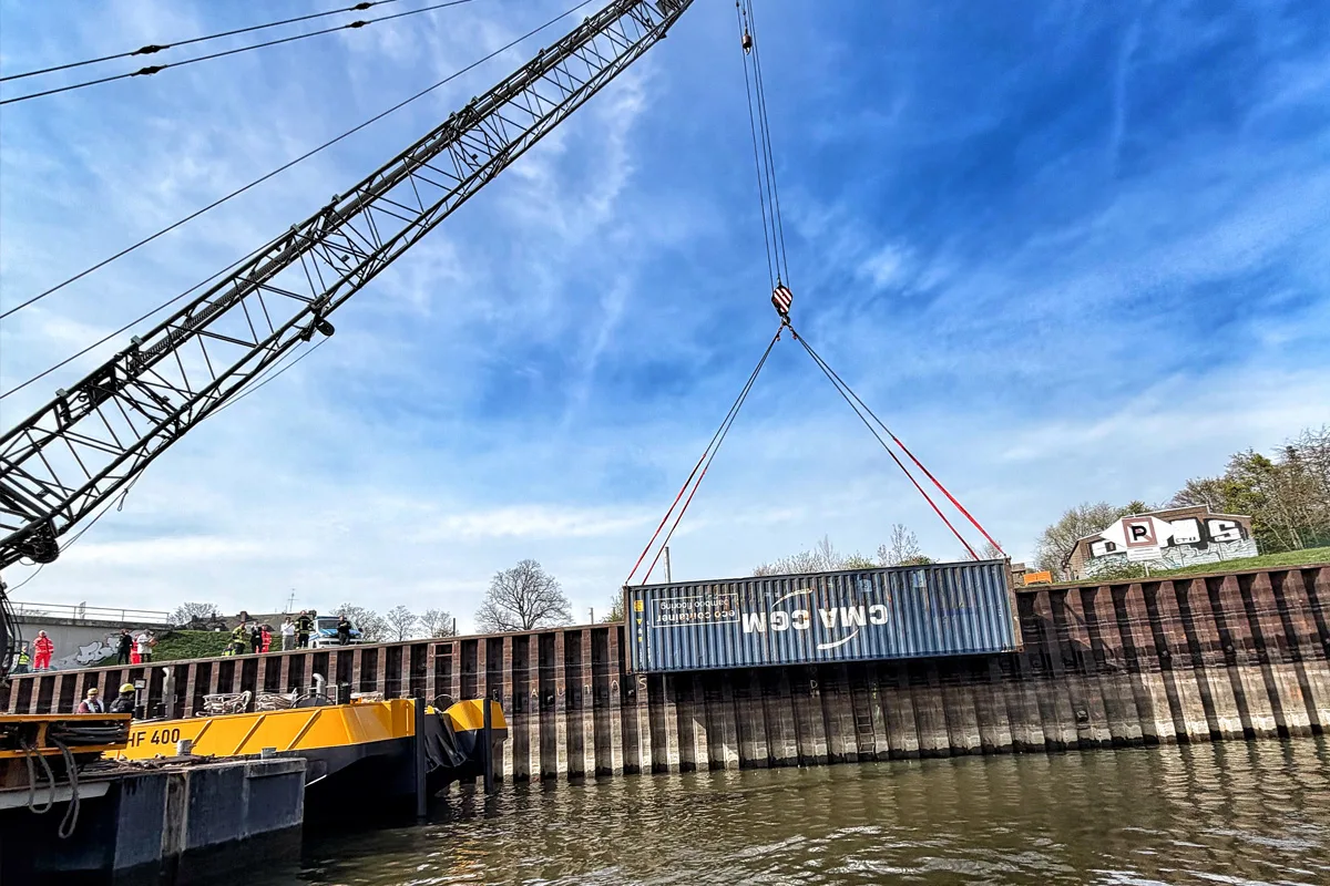 Neuss – Container fallen nach Kollision mit Brücke von Schiff