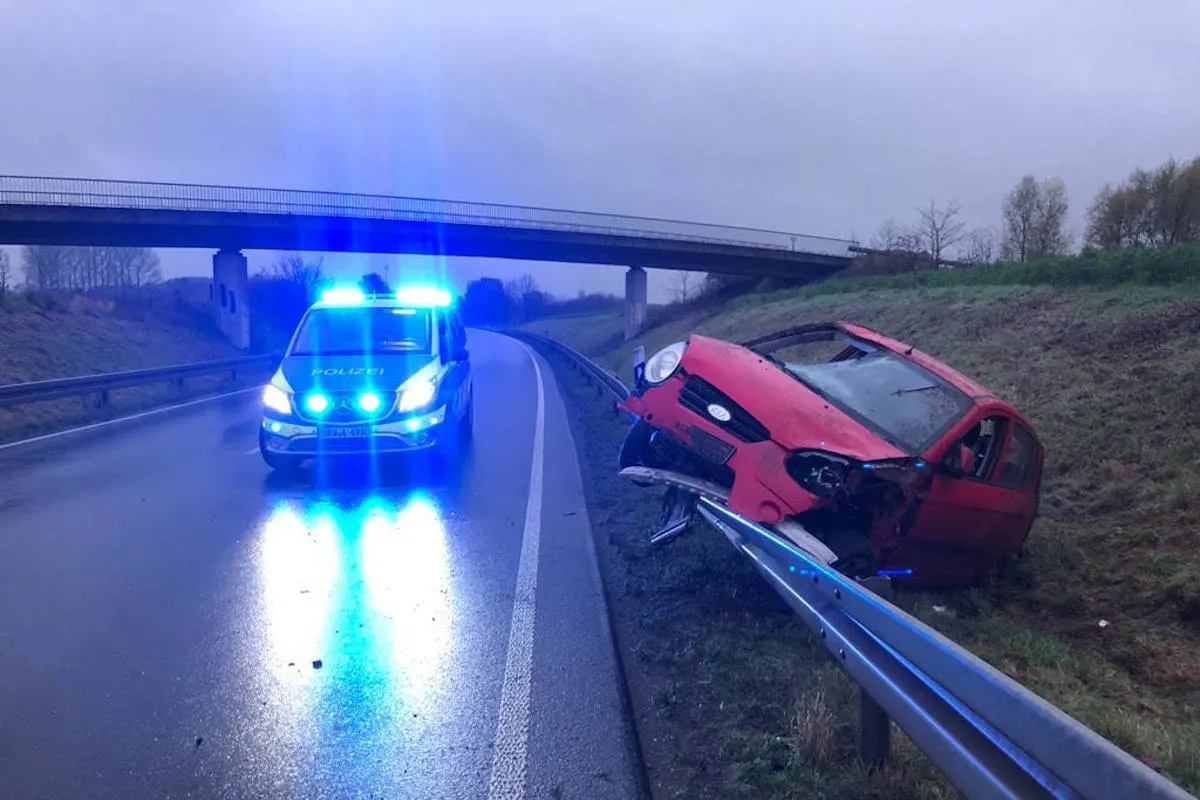Unfall auf der B474 bei Coesfeld-Lette – Zwei verletzte Person bei Alleinunfall