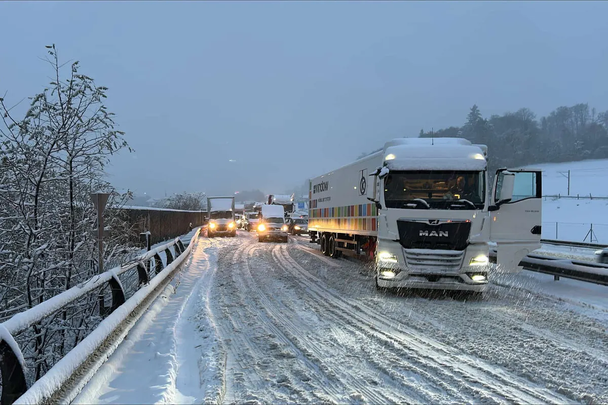 Kanton Freiburg – Schnee führt zu grossen Störungen auf den Strassen