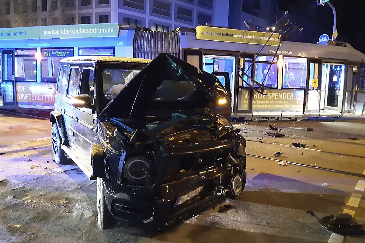 Spektakulärer Unfall in München - Geländewagen gegen Tram!