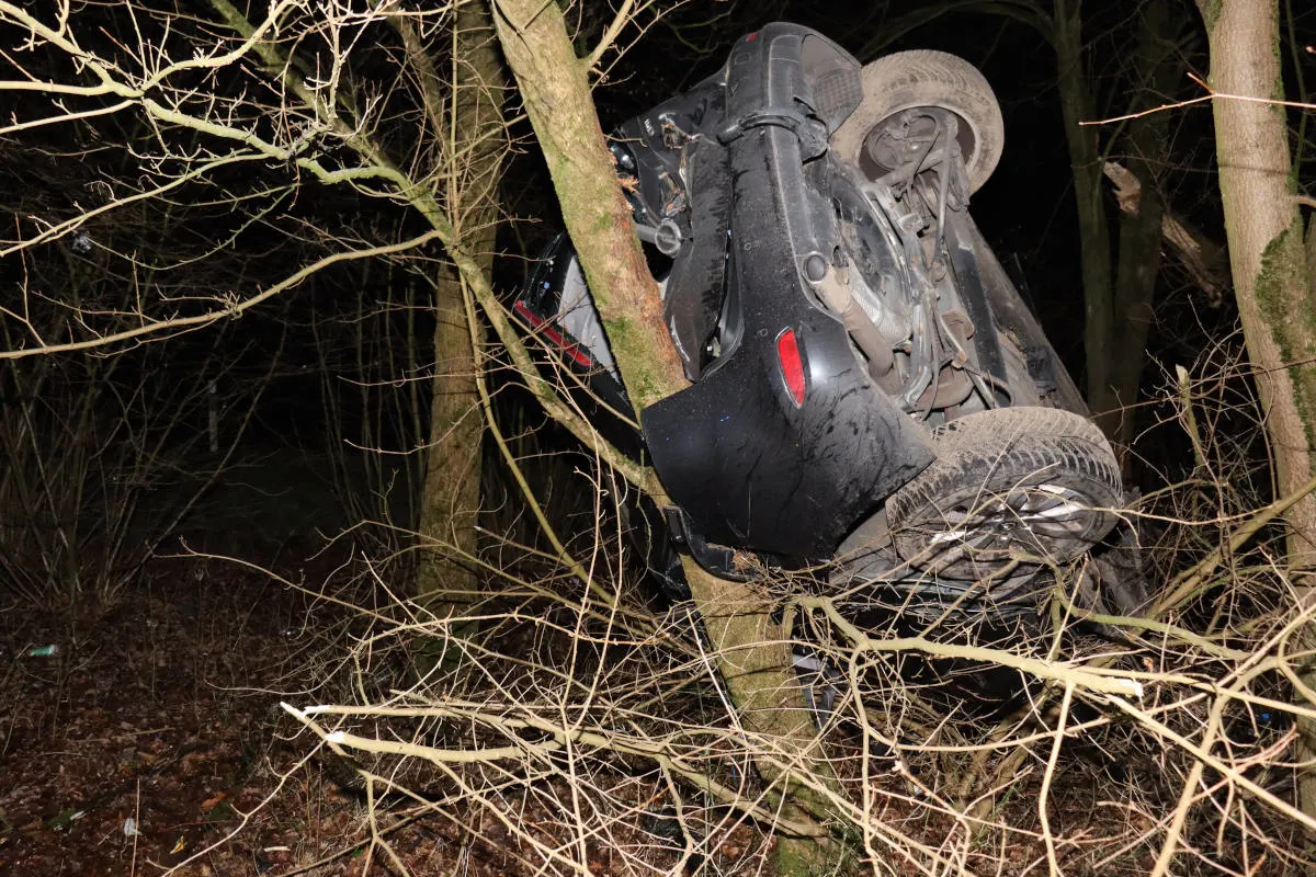 A43 Haltern: Von der Fahrbahn abgekommen und mit Baum kollidiert