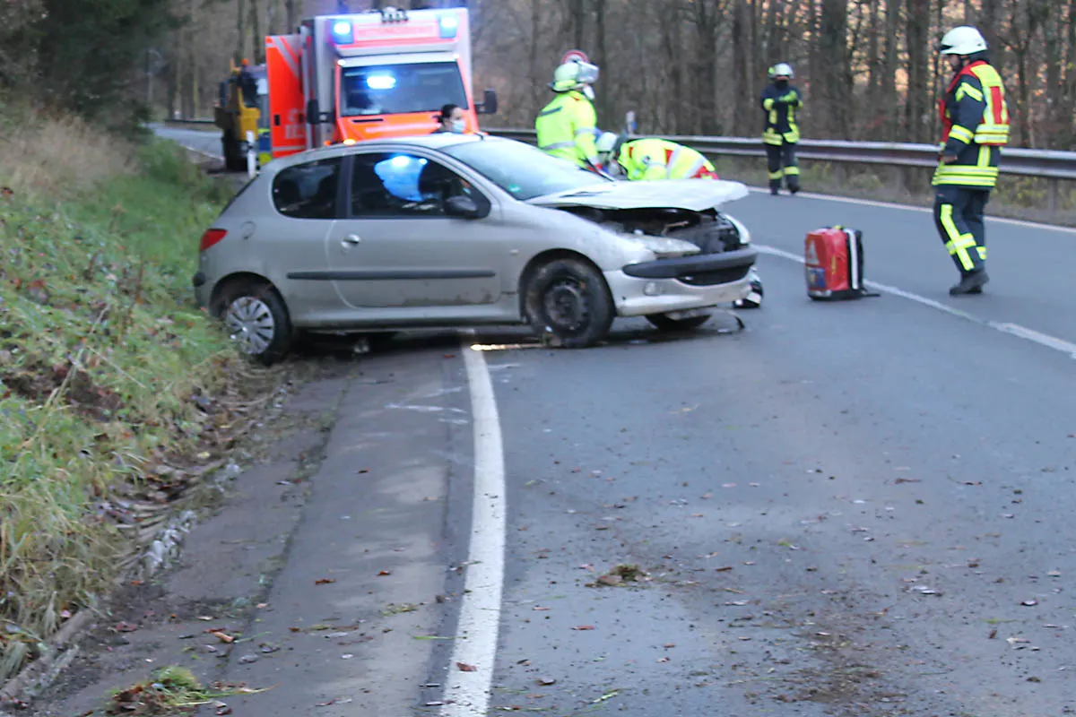 Auto überschlägt sich bei Glätte in Kirchhundem - Fahrer schwer verletzt!