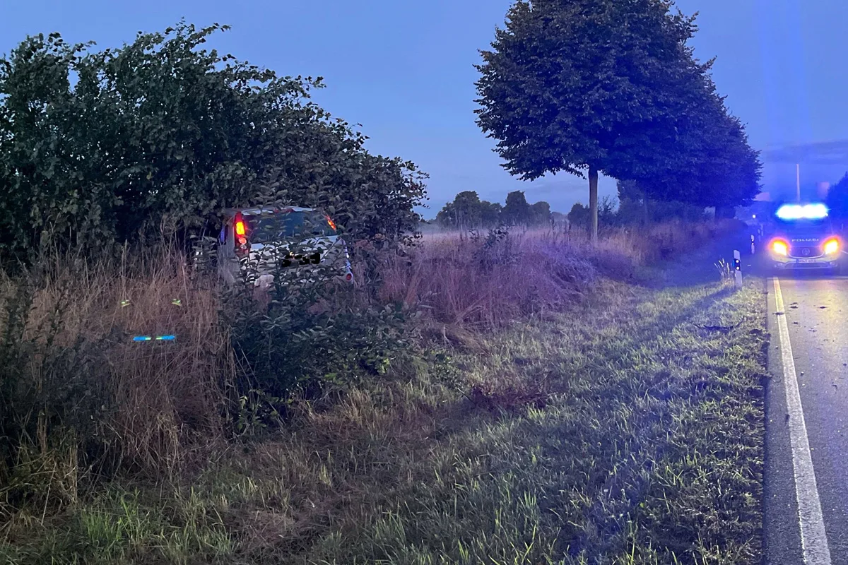 Petershagen NW – Autofahrer prallt gegen Baum