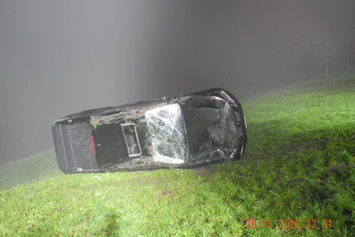 Tragischer Unfall in Küssnacht SZ  - Pickup mit Personen auf der Ladefläche überschlägt sich!