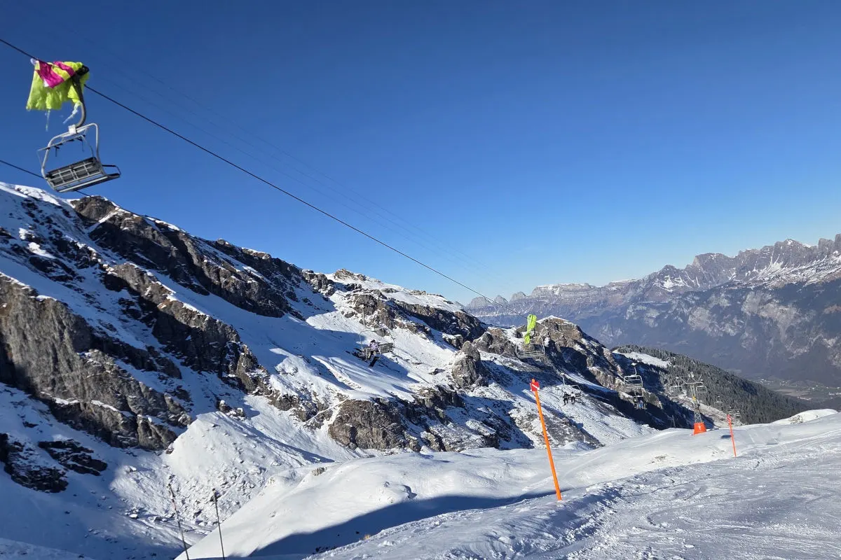 Unfall mit Gleitschirm bei Wangs SG – Pilot fliegt gegen Lift