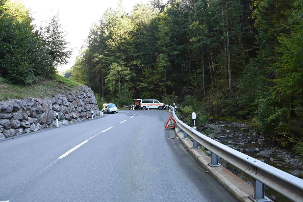 Gams SG - Motorradfahrer ins Rutschen geraten