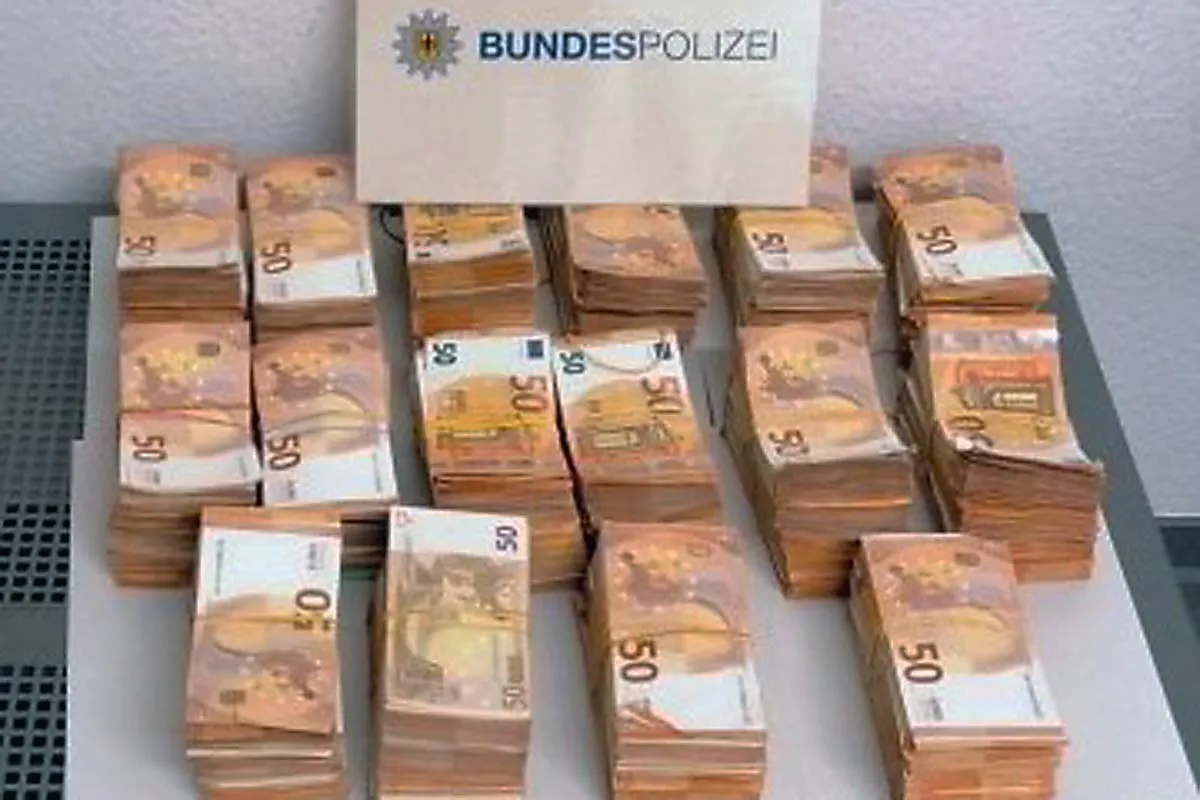 Geldwäsche in Kleve - Bundespolizei stellt 400.000 EUR Bargeld auf der Autobahn sicher