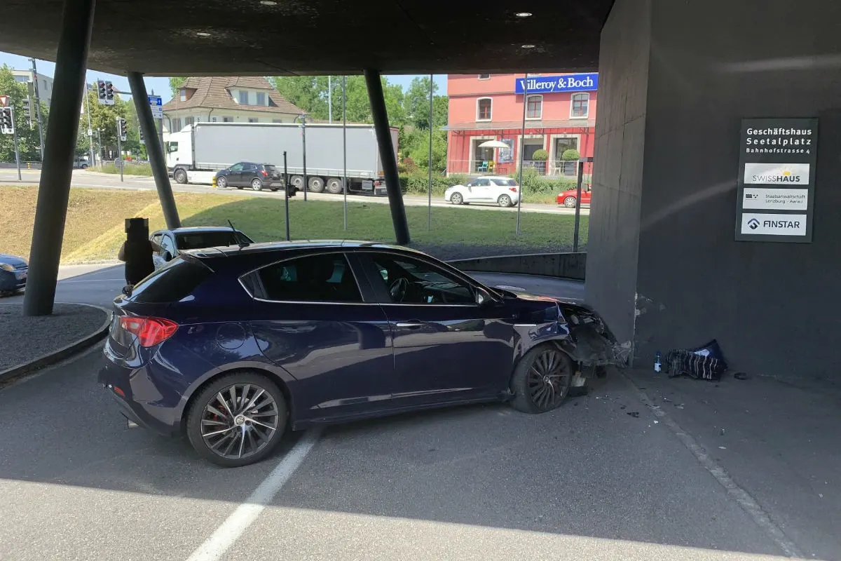 Lenzburg AG -  90-jähriger Automobilist verursacht