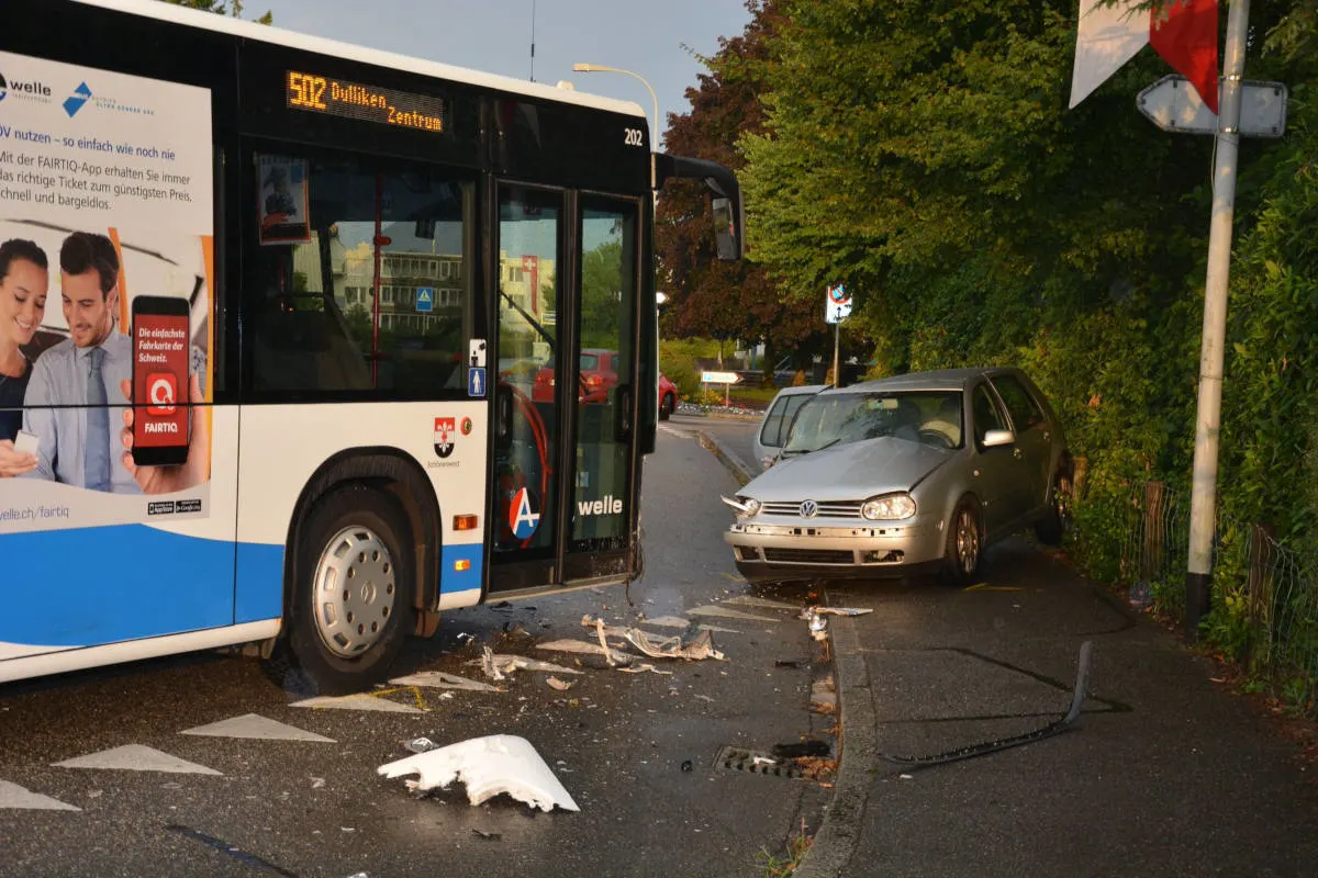 Dulliken SO - Lenker gerät auf Gegenfahrbahn und prallt in Linienbus