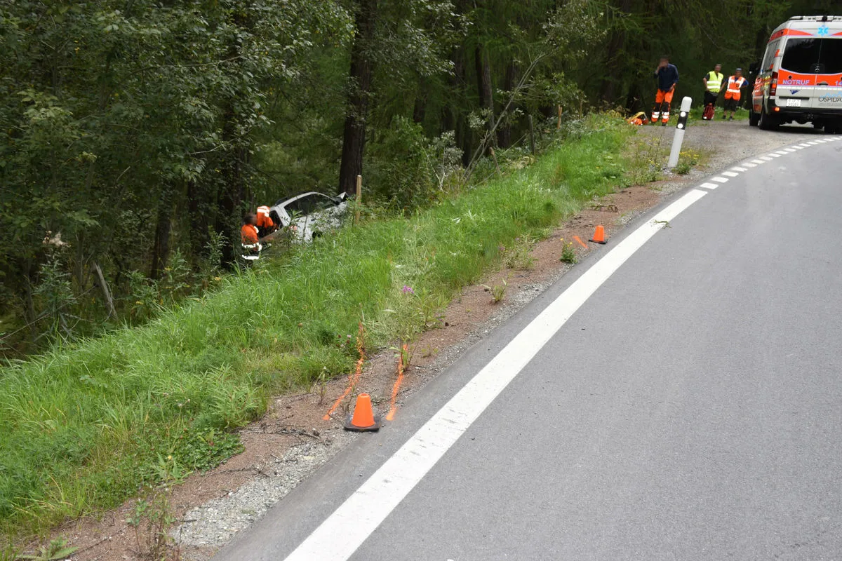 Ardez GR - Auto kollidiert mit Baum