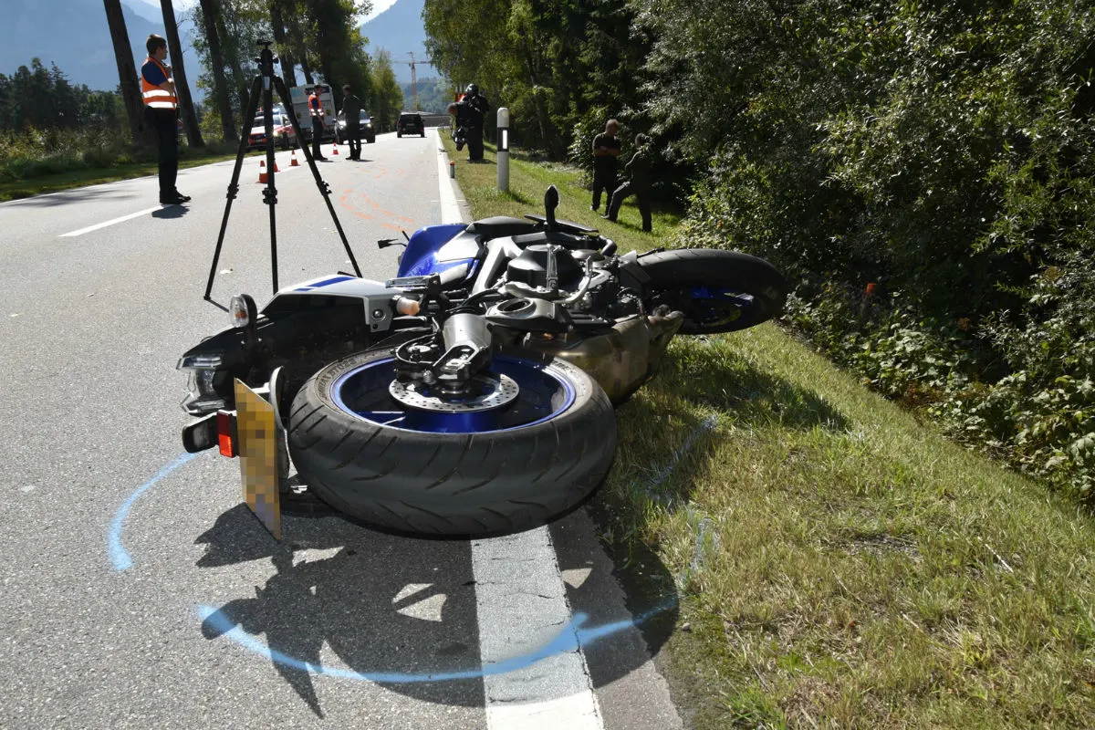 Cazis GR - Motorrad kollidiert mit Hirsch