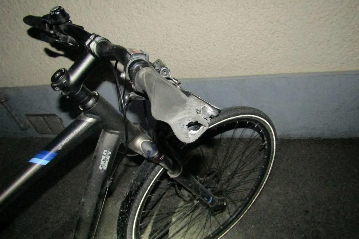 Näfels GL - Autofahrer übersieht vortrittsberechtigten Velofahrer
