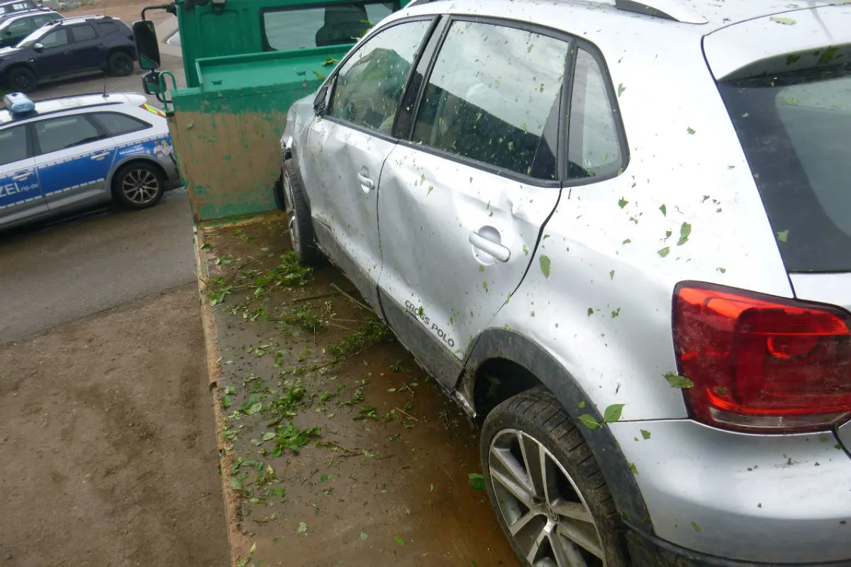 Still und heimlich wollte man das verunfallte Auto bergen