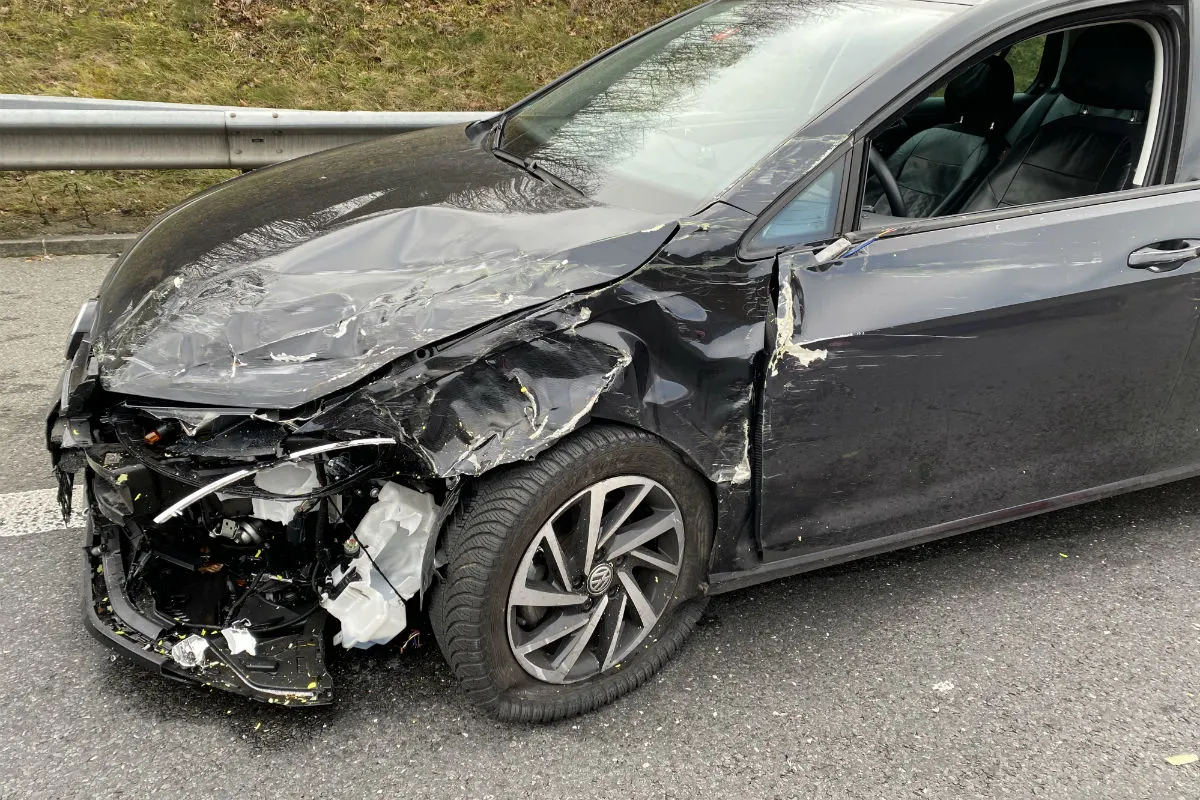 A3/Lupfig AG - Autofahrer kollidiert mit Baustellenfahrzeug